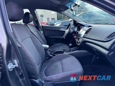 Piąte zdjęcie samochodu w środku: 2011 KIA FORTE SX VIN:KNAFW4A30B5334170 - miniatura