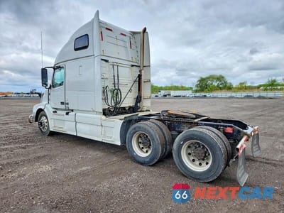 Trzecie zdjęcie samochodu z tyłu: 2013 VOLVO VN VNL VIN:4V4NC9EH4DN566224 - miniatura