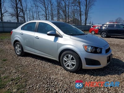 Czwarte zdjęcie samochodu z boku: 2014 CHEVROLET SONIC LS VIN:1G1JC5SH9E4231127 - miniatura