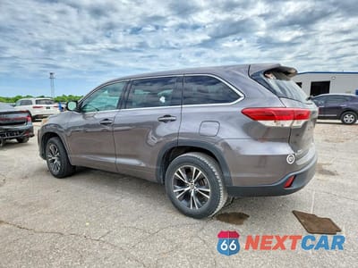 Drugie zdjęcie samochodu z przodu: 2018 TOYOTA HIGHLANDER LE VIN:5TDZARFH3JS034471 - miniatura