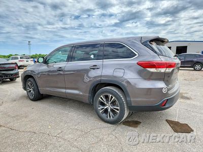 Drugie zdjęcie samochodu z przodu: 2018 TOYOTA HIGHLANDER LE VIN:5TDZARFH3JS034471 - miniatura