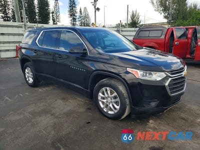 Czwarte zdjęcie samochodu z boku: 2019 CHEVROLET TRAVERSE LS VIN:1GNERFKW6KJ111558 - miniatura