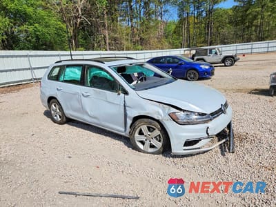 Czwarte zdjęcie samochodu z boku: 2018 VOLKSWAGEN GOLF SPORTWAGEN S VIN:3VWD17AU6JM766769 - miniatura