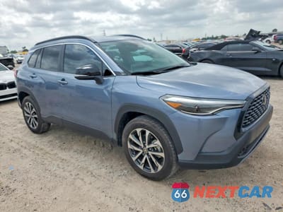 Czwarte zdjęcie samochodu z boku: 2025 TOYOTA COROLLA CROSS XLE VIN:7MUDAAAGXSV124671 - miniatura