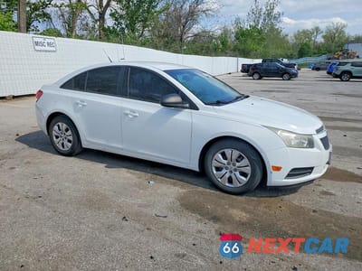 Czwarte zdjęcie samochodu z boku: 2013 CHEVROLET CRUZE LS VIN:1G1PA5SH6D7220101 - miniatura