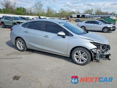 Czwarte zdjęcie samochodu z boku: 2016 CHEVROLET CRUZE LT VIN:1G1BE5SM7G7275415 - miniatura