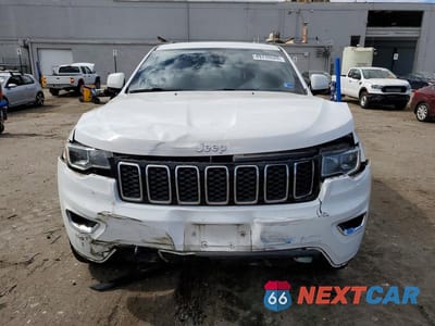 Piąte zdjęcie samochodu w środku: 2018 JEEP GRAND CHEROKEE LAREDO VIN:1C4RJFAG0JC303489 - miniatura