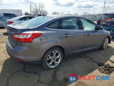 Trzecie zdjęcie samochodu z tyłu: 2014 FORD FOCUS TITANIUM VIN:1FADP3J21EL116950 - miniatura