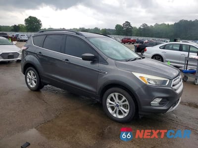 Czwarte zdjęcie samochodu z boku: 2018 FORD ESCAPE SE VIN:1FMCU9GDXJUB40948 - miniatura
