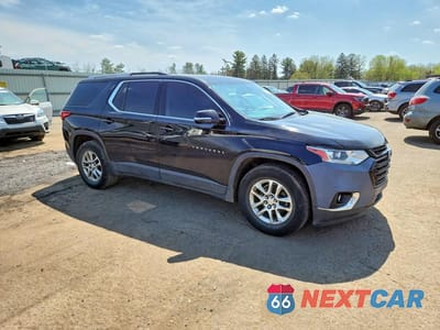 Czwarte zdjęcie samochodu z boku: 2018 CHEVROLET TRAVERSE LT VIN:1GNERGKW1JJ189640 - miniatura