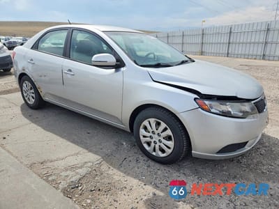 Czwarte zdjęcie samochodu z boku: 2013 KIA FORTE EX VIN:KNAFU4A22D5647138 - miniatura