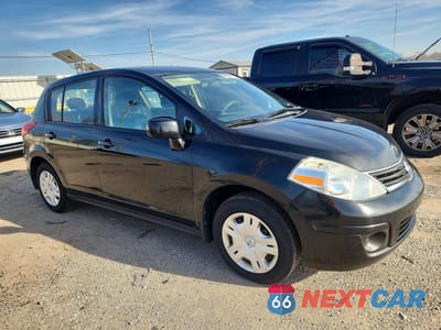 Czwarte zdjęcie samochodu z boku: 2010 NISSAN VERSA 1.8 S VIN:3N1BC1CP1AL371819 - miniatura