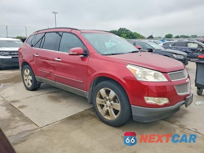 Czwarte zdjęcie samochodu z boku: 2012 CHEVROLET TRAVERSE LTZ VIN:1GNKRLED5CJ137310 - miniatura