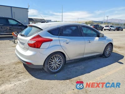 Trzecie zdjęcie samochodu z tyłu: 2014 FORD FOCUS TITANIUM VIN:1FADP3N26EL299837 - miniatura