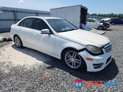 Czwarte zdjęcie samochodu z boku: 2013 MERCEDES-BENZ C 250 VIN:WDDGF4HB8DA810184 - miniatura