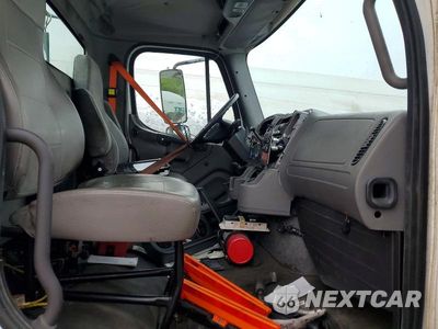 Piąte zdjęcie samochodu w środku: 2015 FREIGHTLINER BUSINESS CLASS M2 SEMI TRUCK VIN:1FUBC5CY2FHGK0773 - miniatura