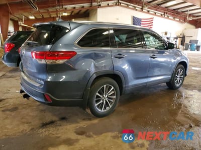 Trzecie zdjęcie samochodu z tyłu: 2019 TOYOTA HIGHLANDER XLE VIN:5TDJZRFH4KS917700 - miniatura