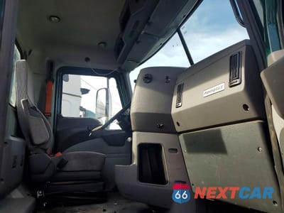 Piąte zdjęcie samochodu w środku: 2017 MACK CXU612 SEMI TRUCK VIN:1M1AW01X0HM009655 - miniatura