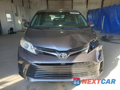 Piąte zdjęcie samochodu w środku: 2018 TOYOTA SIENNA LE VIN:5TDKZ3DC0JS954461 - miniatura