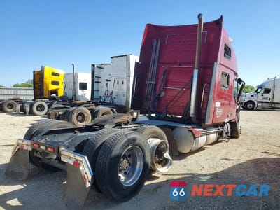 Czwarte zdjęcie samochodu z boku: 2015 VOLVO VNL SEMI TRUCK VIN:4V4NC9TKXFN925559 - miniatura