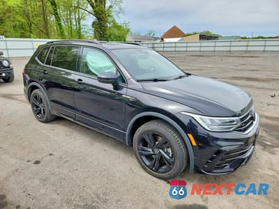 Czwarte zdjęcie samochodu z boku: 2024 VOLKSWAGEN TIGUAN SE R-LINE BLACK VIN:3VV8B7AX7RM063142 - miniatura