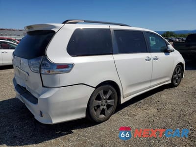 Trzecie zdjęcie samochodu z tyłu: 2016 TOYOTA SIENNA LE 8-PASSENGER VIN:5TDXK3DC4GS742181 - miniatura