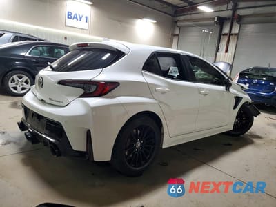 Trzecie zdjęcie samochodu z tyłu: 2025 TOYOTA GR COROLLA PREMIUM VIN:JTNABAAE9SA019718 - miniatura