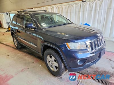 Czwarte zdjęcie samochodu z boku: 2013 JEEP GRAND CHEROKEE LAREDO VIN:1C4RJFAGXDC502683 - miniatura