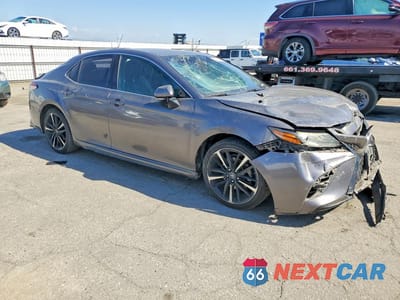 Czwarte zdjęcie samochodu z boku: 2018 TOYOTA CAMRY XSE VIN:4T1B61HK3JU506849 - miniatura