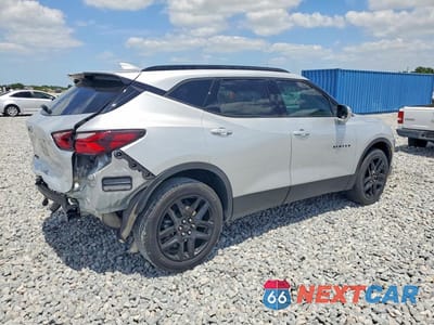Trzecie zdjęcie samochodu z tyłu: 2022 CHEVROLET BLAZER 2LT VIN:3GNKBCR48NS192527 - miniatura
