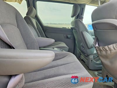 Zdjęcie 11 z 13 samochodu: 2004 DODGE GRAND CARAVAN SXT VIN:2D4GP44L64R585817 - miniatura