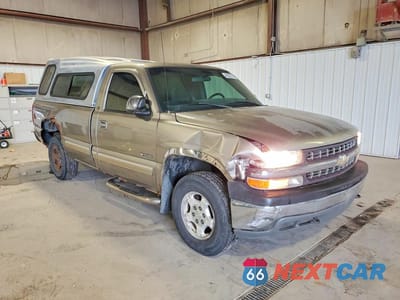 Czwarte zdjęcie samochodu z boku: 2002 CHEVROLET SILVERADO K1500 VIN:1GCEK14V52Z106941 - miniatura