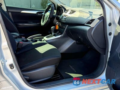 Piąte zdjęcie samochodu w środku: 2017 NISSAN SENTRA S VIN:3N1AB7AP9HY221958 - miniatura