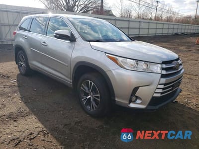 Czwarte zdjęcie samochodu z boku: 2018 TOYOTA HIGHLANDER LE PLUS VIN:5TDBZRFH7JS870472 - miniatura