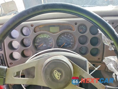 Zdjęcie 8 z 10 samochodu: 2001 MACK 600 CH600 VIN:1M1AA13Y11W138203 - miniatura