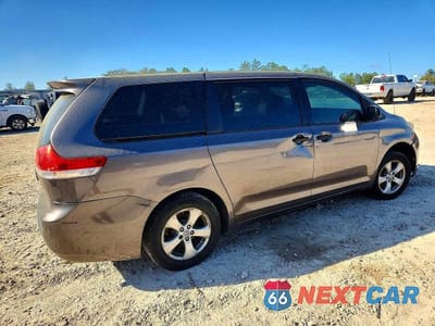 Trzecie zdjęcie samochodu z tyłu: 2011 TOYOTA SIENNA BASE VIN:5TDKA3DCXBS001202 - miniatura