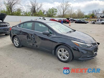 Czwarte zdjęcie samochodu z boku: 2018 CHEVROLET CRUZE LT VIN:1G1BE5SM5J7134544 - miniatura
