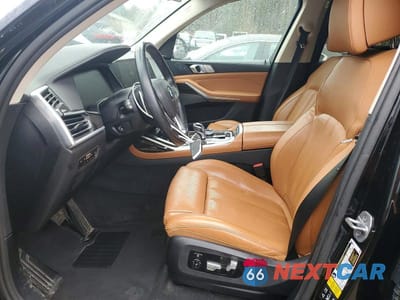 Zdjęcie 7 z 14 samochodu: 2021 BMW X7 XDRIVE40I VIN:5UXCW2C0XM9D83242 - miniatura
