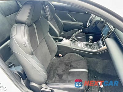 Piąte zdjęcie samochodu w środku: 2023 TOYOTA GR 86 PREMIUM VIN:JF1ZNBE17P9753932 - miniatura