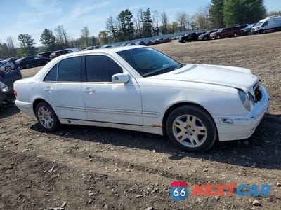 Czwarte zdjęcie samochodu z boku: 2000 MERCEDES-BENZ E 320 VIN:WDBJF65J8YA971162 - miniatura