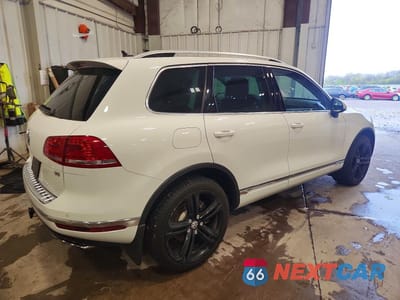 Trzecie zdjęcie samochodu z tyłu: 2017 VOLKSWAGEN TOUAREG EXECUTIVE VIN:WVGGF7BP0HD002279 - miniatura