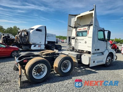 Czwarte zdjęcie samochodu z boku: 2016 VOLVO VNL SEMI TRUCK VIN:4V4NC9EH6GN948761 - miniatura
