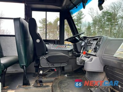 Piąte zdjęcie samochodu w środku: 2015 FREIGHTLINER CHASSIS B2B VIN:4UZABRDU5FCGJ8503 - miniatura