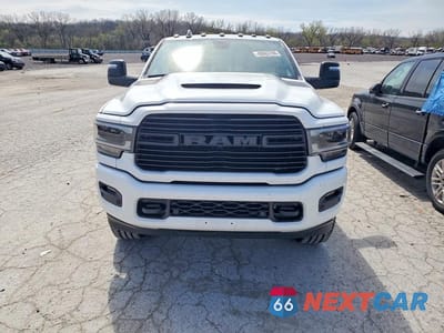 Piąte zdjęcie samochodu w środku: 2024 RAM 3500 LARAMIE VIN:3C63R3EL8RG273940 - miniatura