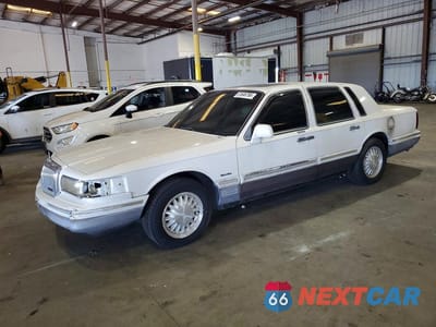 1997 LINCOLN TOWN CAR SIGNATURE 1LNLM82W8VY655447 - główne zdjęcie licytacji z USA - miniatura