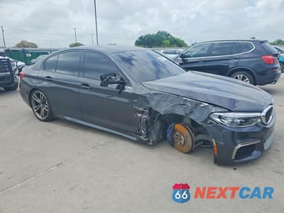 Czwarte zdjęcie samochodu z boku: 2020 BMW M550XI VIN:WBAJS7C04LCD45960 - miniatura
