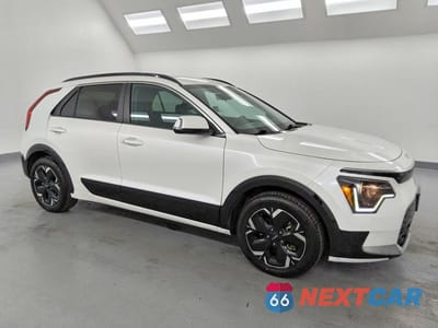 Czwarte zdjęcie samochodu z boku: 2023 KIA NIRO WIND VIN:KNDCR3L13P5024556 - miniatura