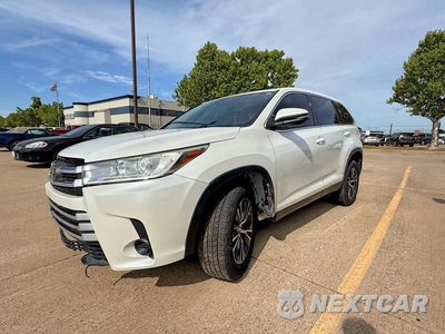 Drugie zdjęcie samochodu z przodu: 2019 TOYOTA HIGHLANDER LE VIN:5TDZARFH9KS043130 - miniatura