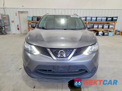 Piąte zdjęcie samochodu w środku: 2018 NISSAN ROGUE SPORT SV VIN:JN1BJ1CR0JW266237 - miniatura