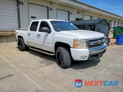 Czwarte zdjęcie samochodu z boku: 2011 CHEVROLET SILVERADO K1500 LT VIN:3GCPKSE30BG376980 - miniatura